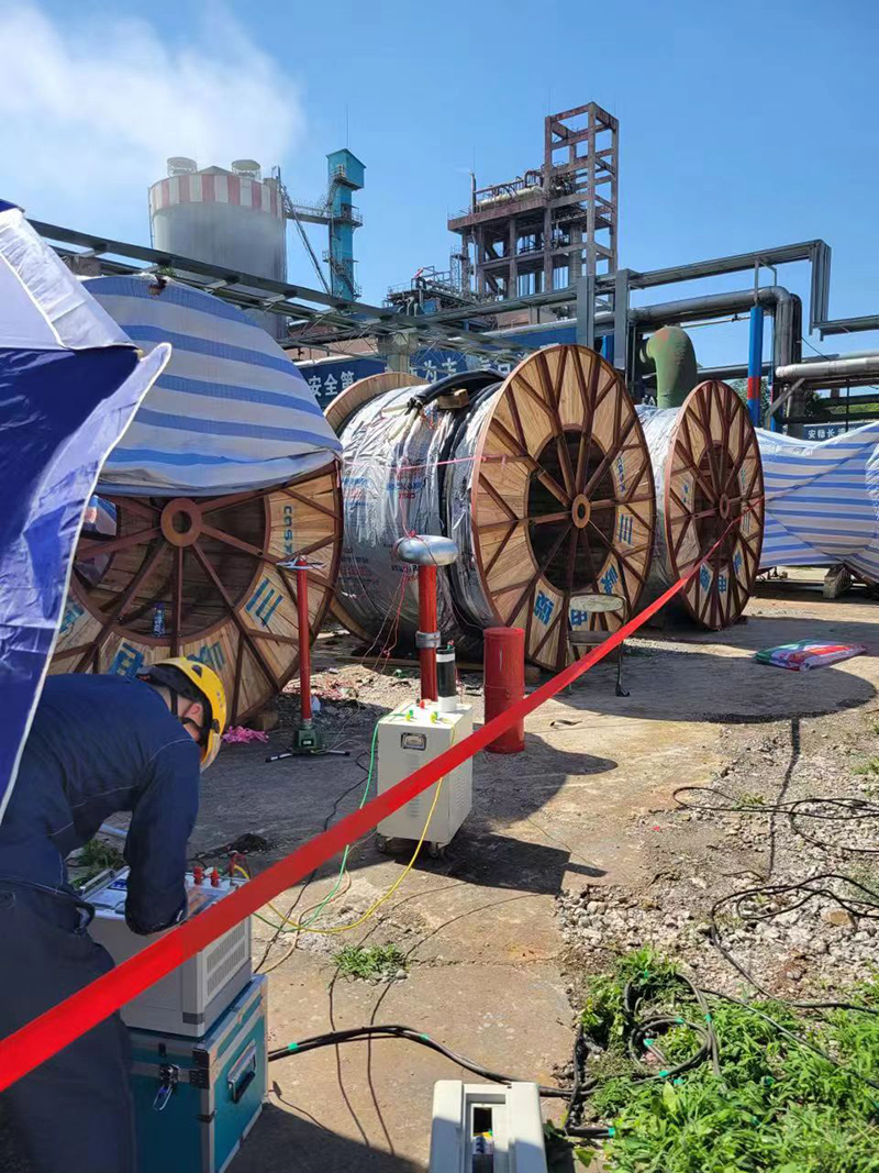 弘旭公司順利開展硝區(qū)35KV新入庫(kù)電纜耐壓試驗(yàn)(圖2) 弘旭公司順利開展硝區(qū)35KV新入庫(kù)電纜耐壓試驗(yàn)(圖2)