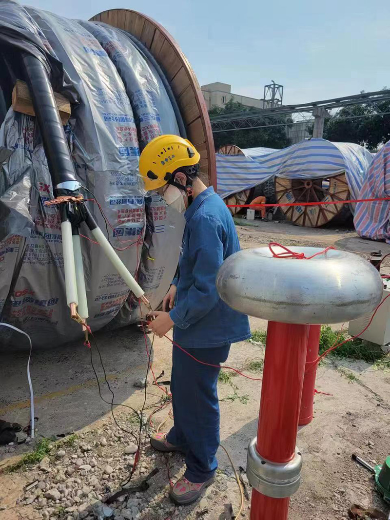 弘旭公司順利開展硝區(qū)35KV新入庫(kù)電纜耐壓試驗(yàn)(圖1) 弘旭公司順利開展硝區(qū)35KV新入庫(kù)電纜耐壓試驗(yàn)(圖1)