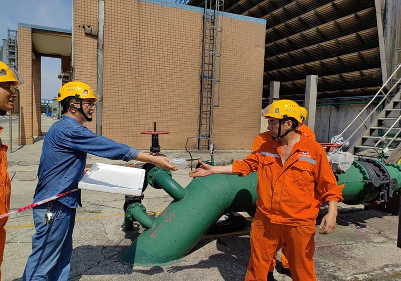 高溫慰問(wèn)送清涼 情系一線暖人心——弘旭公司黨委開(kāi)展現(xiàn)場(chǎng)送清涼活動(dòng)(圖2) 高溫慰問(wèn)送清涼 情系一線暖人心——弘旭公司黨委開(kāi)展現(xiàn)場(chǎng)送清涼活動(dòng)(圖2)