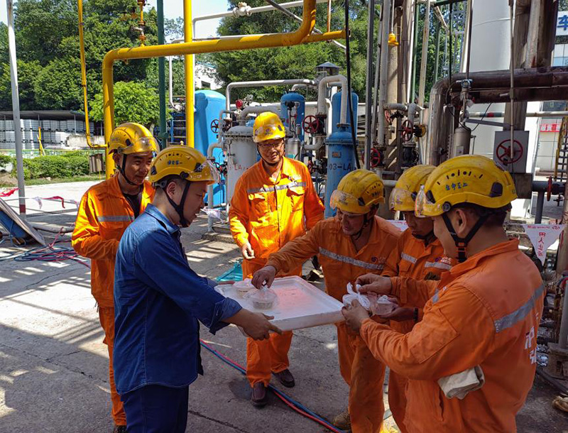 高溫慰問(wèn)送清涼 情系一線暖人心——弘旭公司黨委開(kāi)展現(xiàn)場(chǎng)送清涼活動(dòng)(圖1) 高溫慰問(wèn)送清涼 情系一線暖人心——弘旭公司黨委開(kāi)展現(xiàn)場(chǎng)送清涼活動(dòng)(圖1)