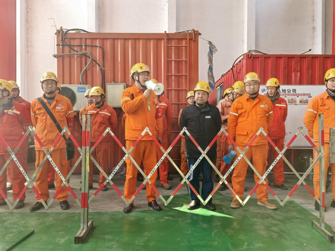 弘旭公司開展有限空間事故救援應(yīng)急演練(圖1) 弘旭公司開展有限空間事故救援應(yīng)急演練(圖1)