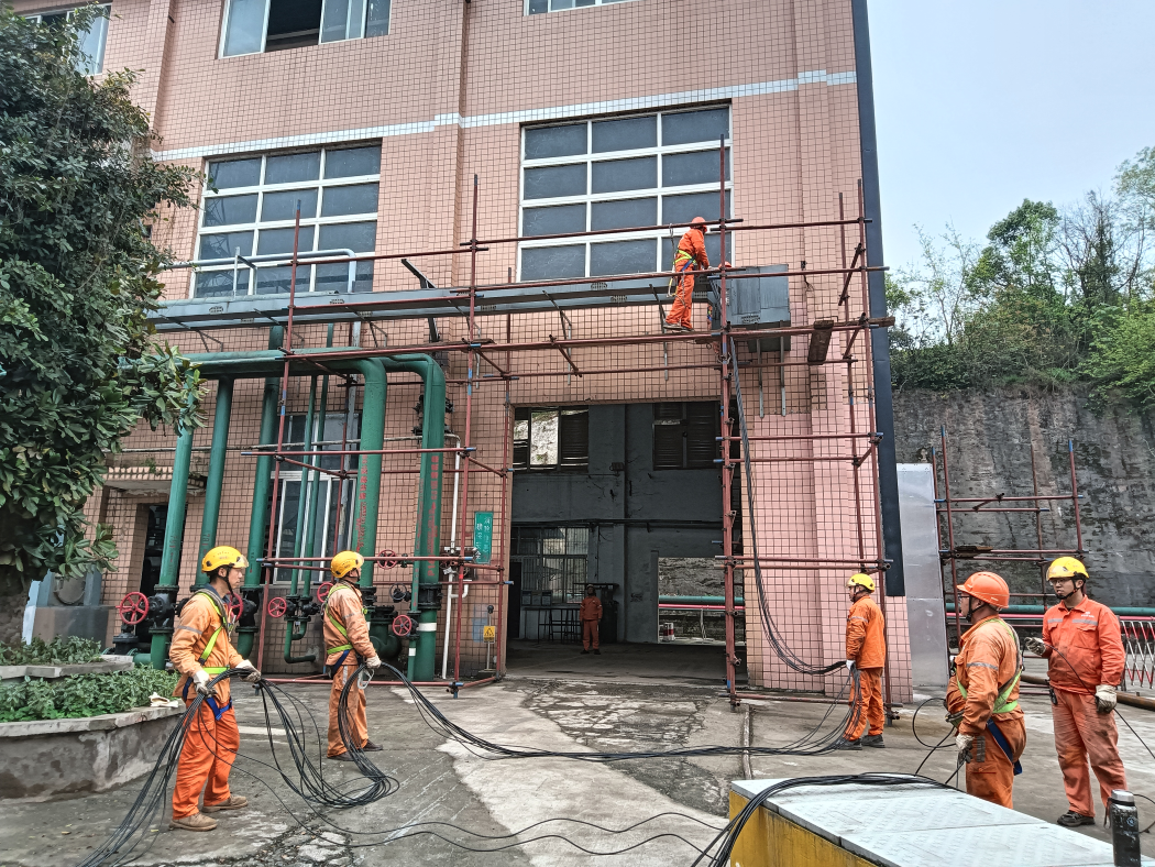 硝區(qū)大修進(jìn)行時(shí)，弘旭隊(duì)伍亮旗幟(圖1)