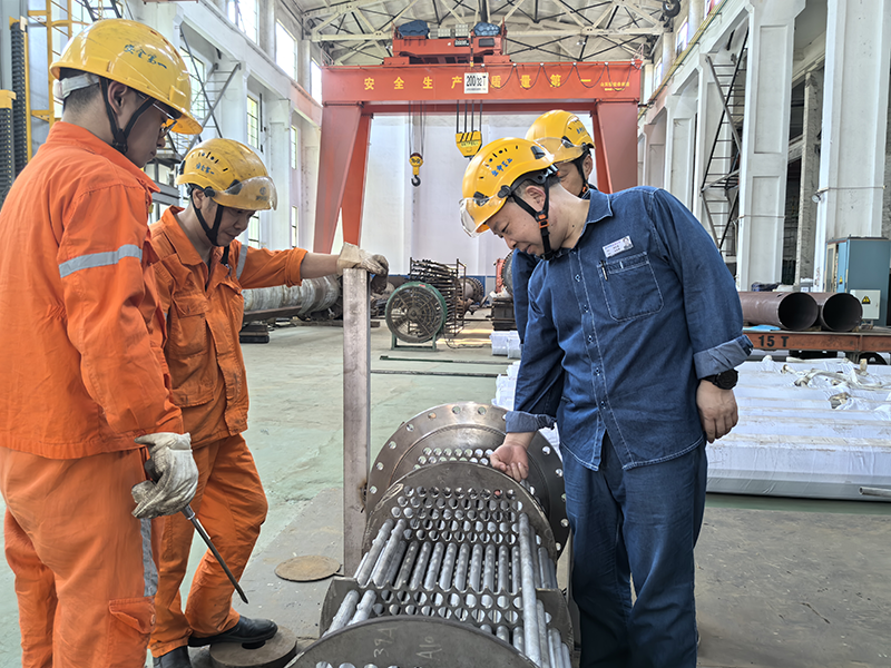 弘旭公司總經(jīng)理劉小東帶隊督導(dǎo)設(shè)備制造安全生產(chǎn)專項檢查(圖2)