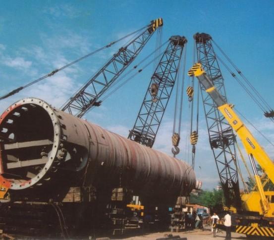 瀘天化年產(chǎn)45萬噸合成氨裝置合成塔吊裝現(xiàn)場(chǎng)(圖1)