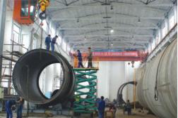 國內(nèi)第二臺大型稀硝酸吸收塔制作現(xiàn)場(圖1) 國內(nèi)第二臺大型稀硝酸吸收塔制作現(xiàn)場(圖1)