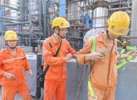 弘旭公司開(kāi)展瀘天化硝區(qū)大修現(xiàn)場(chǎng)安全帽、安全帶、安全網(wǎng) 使用情況檢查